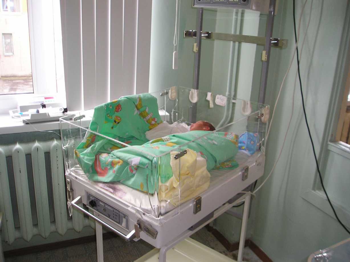 08  8 29  Robert sleeps in 'box' in NICU a OBLBolnitsa RED60PCT  P8290004